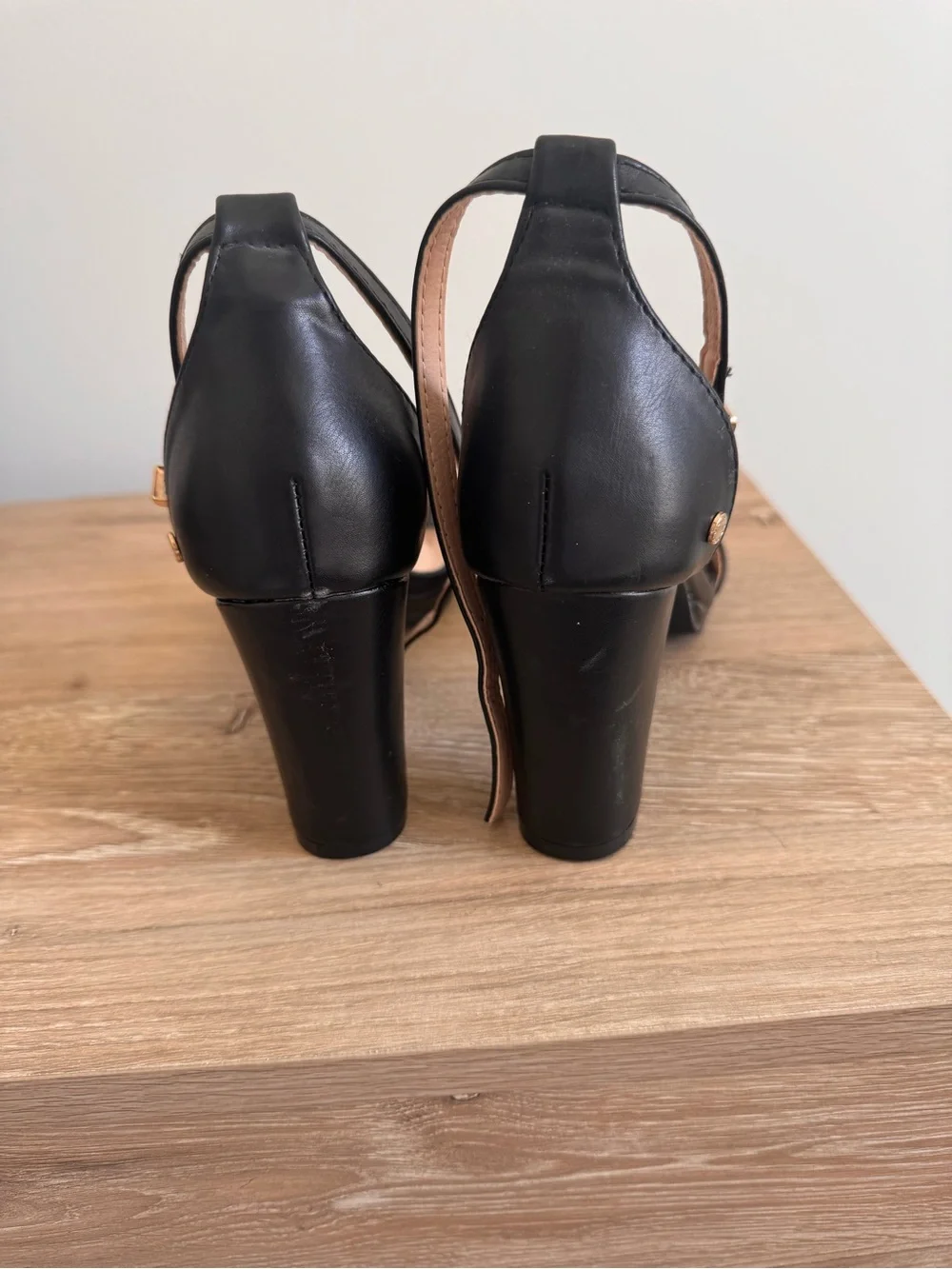 AEROSOLES Black Open-Toe Square Block Heel Sandals